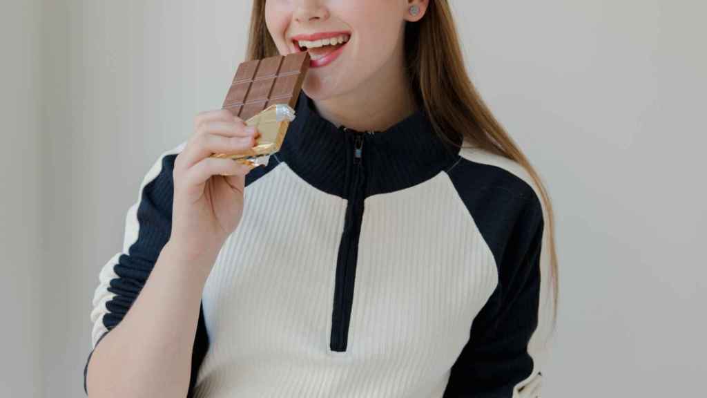 Chica comiendo chocolate