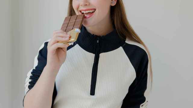 Chica comiendo chocolate