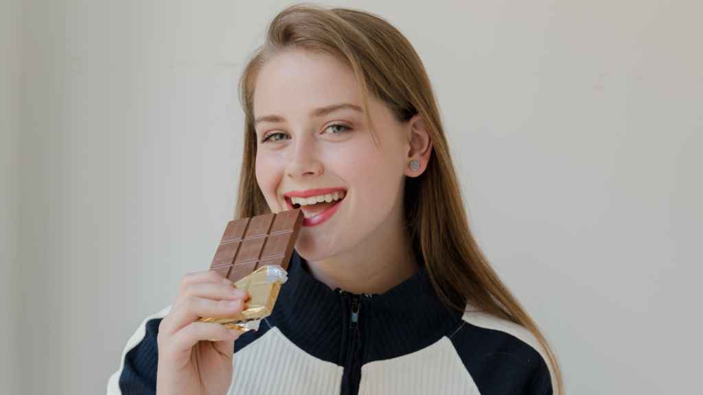 Chica comiendo chocolate