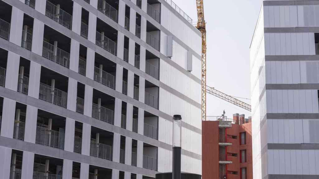 Construcción de un bloque de pisos en la Marina del Prat Vermell, Barcelona