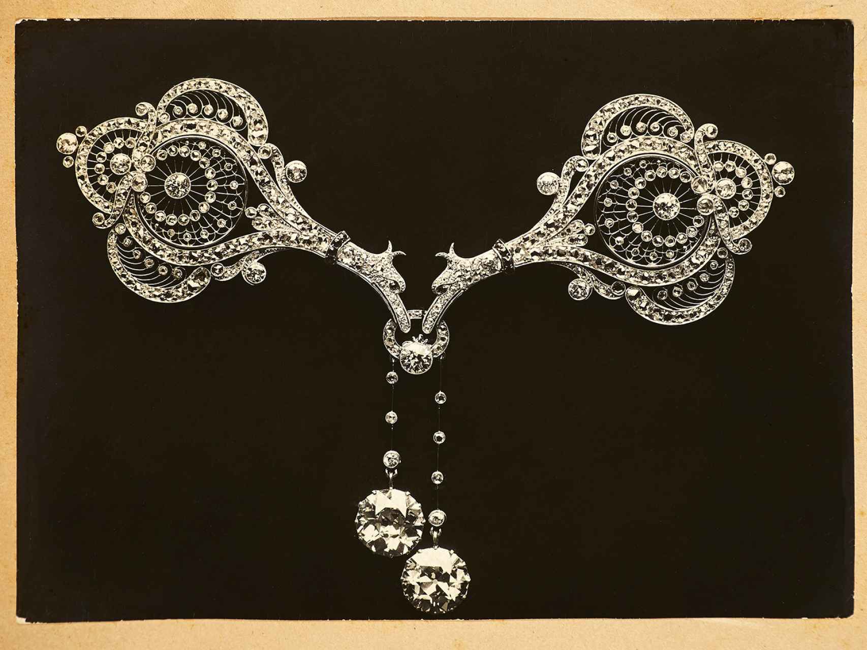 Broche en forma de pájaros de platino y diamantes, una de las joyas de Joaquim Cabot realizada hacia 1905
