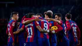 El abrazo de los jugadores del Barça a Lewandowski por su gol anotado contra el Girona