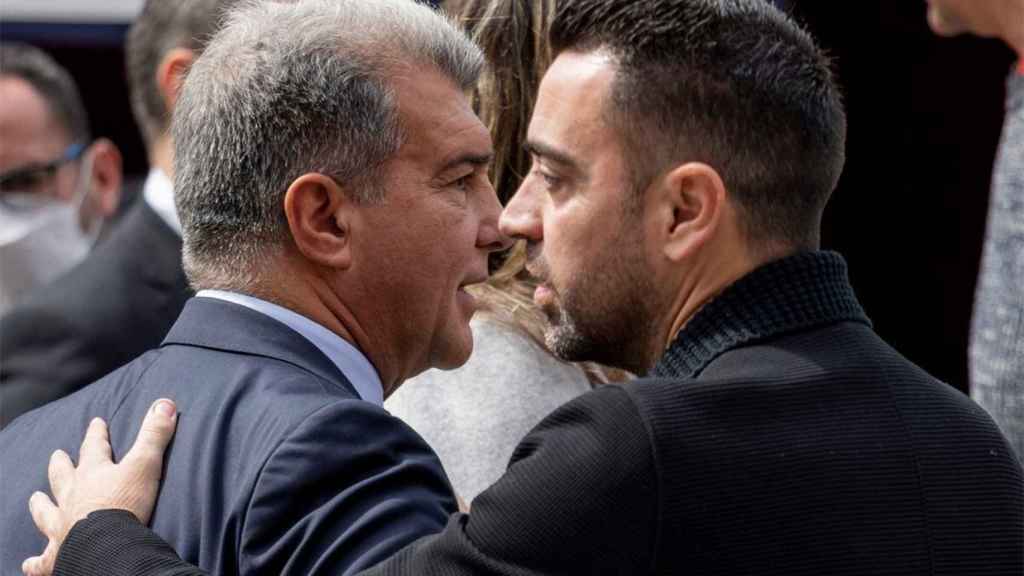 Xavi Hernández y Joan Laporta, cara a cara en un acto del Barça