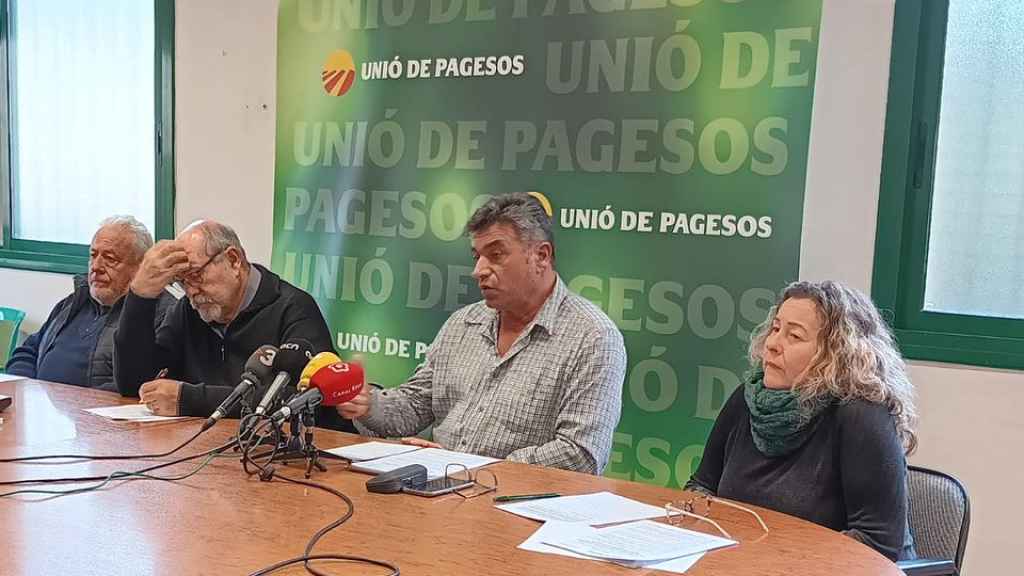 De izquierda a derecha: Pere Guinovart, coordinador territorial de Unió de Pagesos en el Camp de Tarragona; Jaume Pedrós, responsable de energías alternativas; Carles Vicente, responsable de organización; Núria Brull, coordinadora territorial de Unió de Pagesos en las Terres de l'Ebre