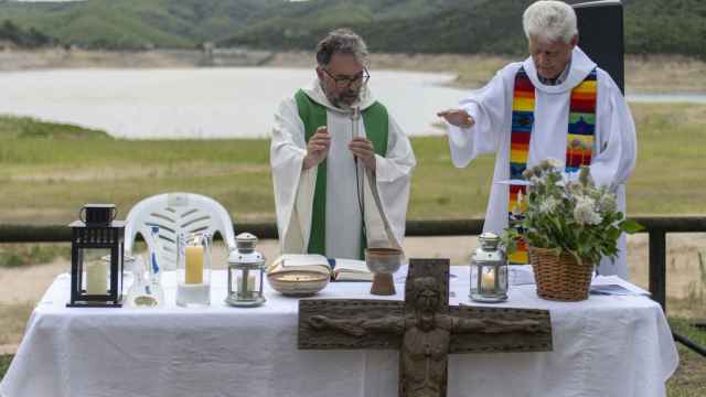 El sacerdote Pere Lluís Aymerich oficia la misa para pedir que acabe la sequía, en Darnius, Girona, el 30 de julio del 2023