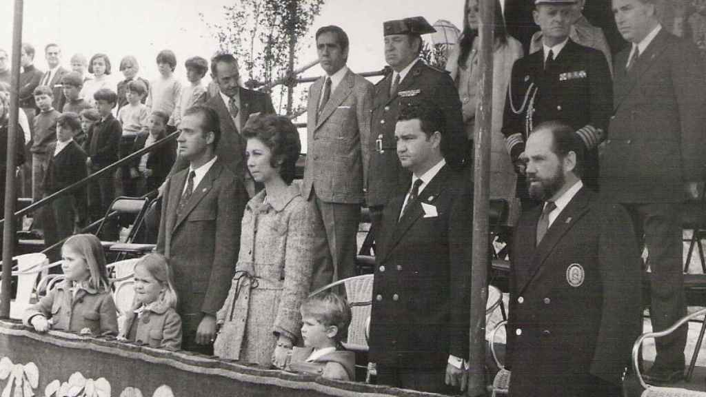 Pardo Colón de Carvajal (i) con la familia real durante un acto público