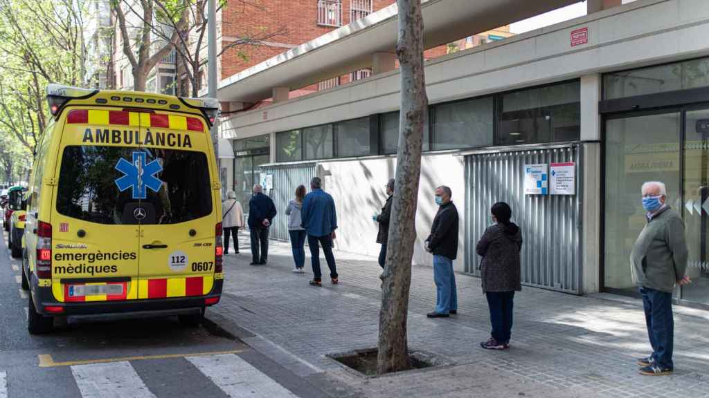 Cola a las puertas de urgencias de un ambulatorio (imagen de archivo)