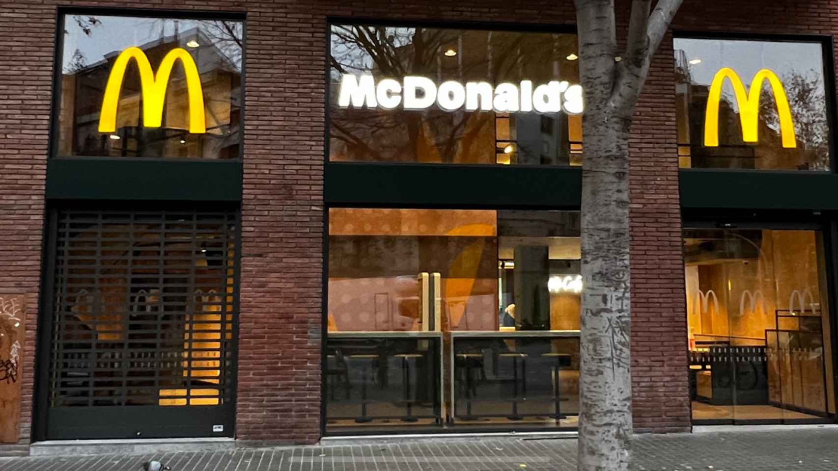 Imagen del nuevo McDonald's frente al recinto del Hospital de Sant Pau