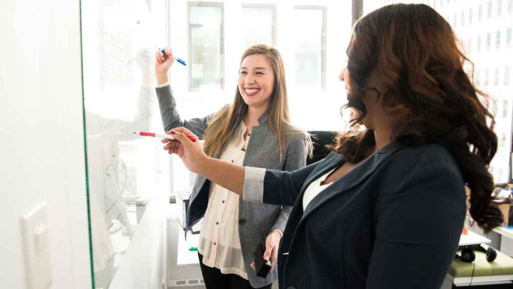 Imagen de dos trabajadoras en una oficina