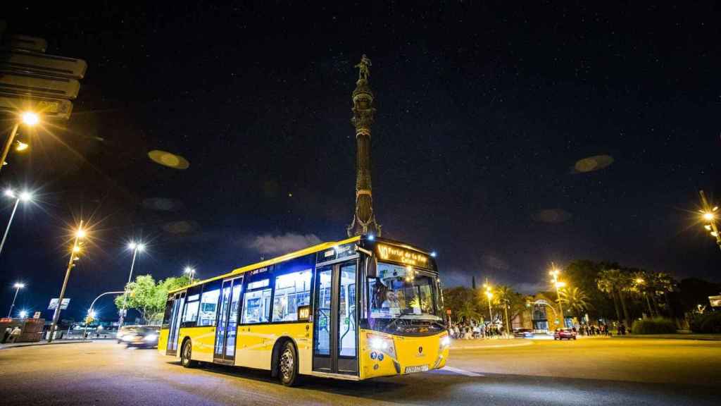 Imagen de un NitBus pasando por delante de la Estatua de Colón