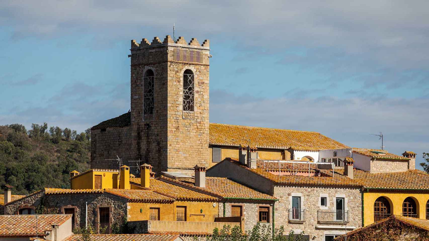Santa María se encuentra en el centro del pueblo, en Girona