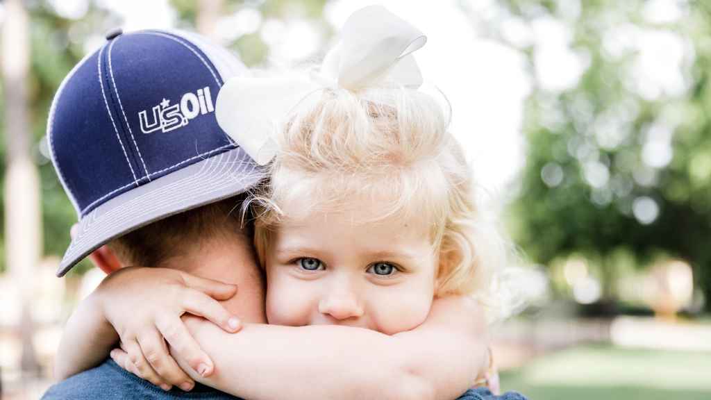 Niña con su progenitor