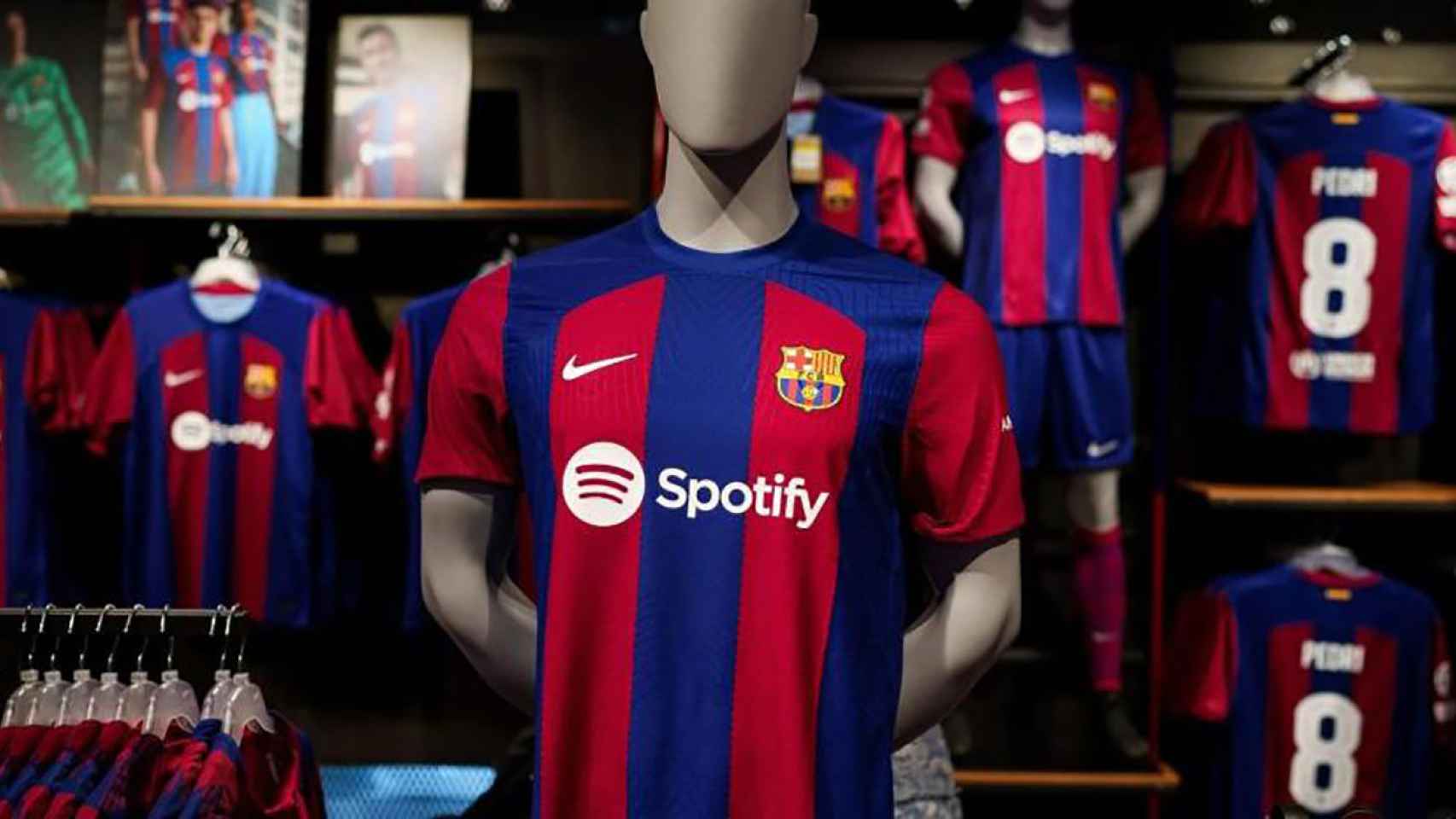 La camiseta del FC Barcelona, en una de las tiendas oficiales del club