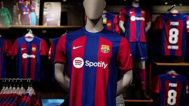 La camiseta del FC Barcelona, en una de las tiendas oficiales del club