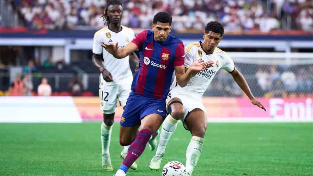 Ronald Araujo y Jude Bellingham, luchando por un balón en el clásico