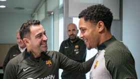 Xavi saluda a Vitor Roque en la vuelta a los entrenamientos del Barça