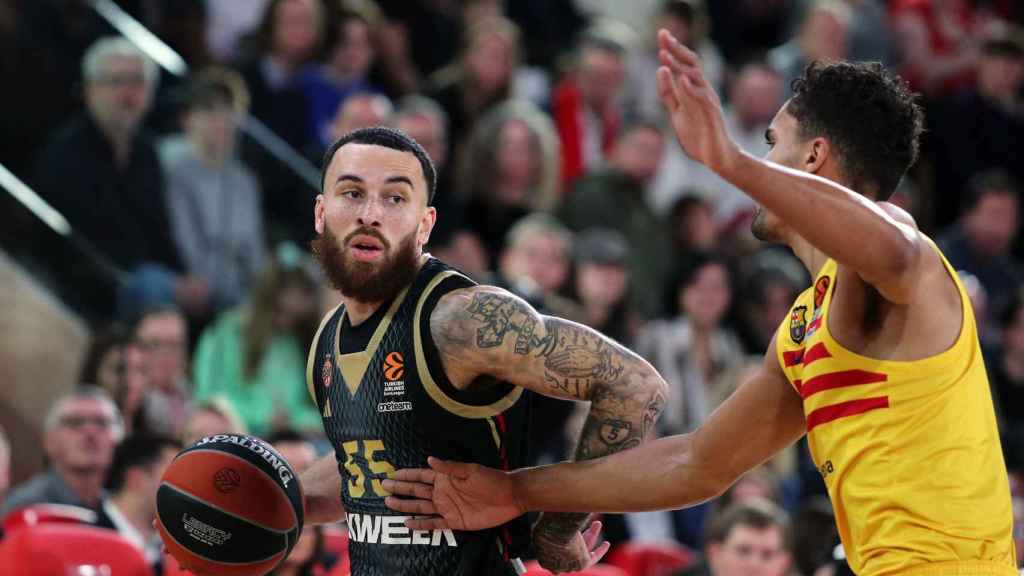 Mike James intenta superar la marca de un jugador del Barça de basket