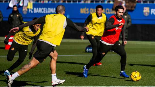 Ilkay Gundogan conduce el balón en el entrenamiento de puertas abiertas del Barça