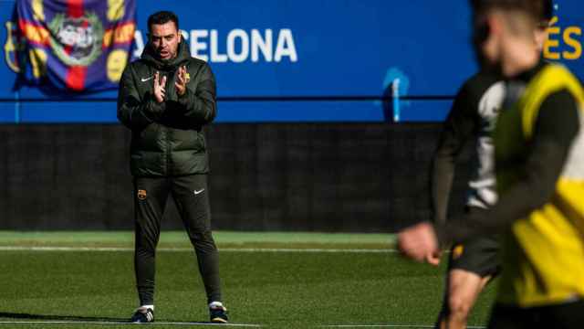 Xavi Hernández anima a los jugadores del Barça en el entreno de puertas abiertas