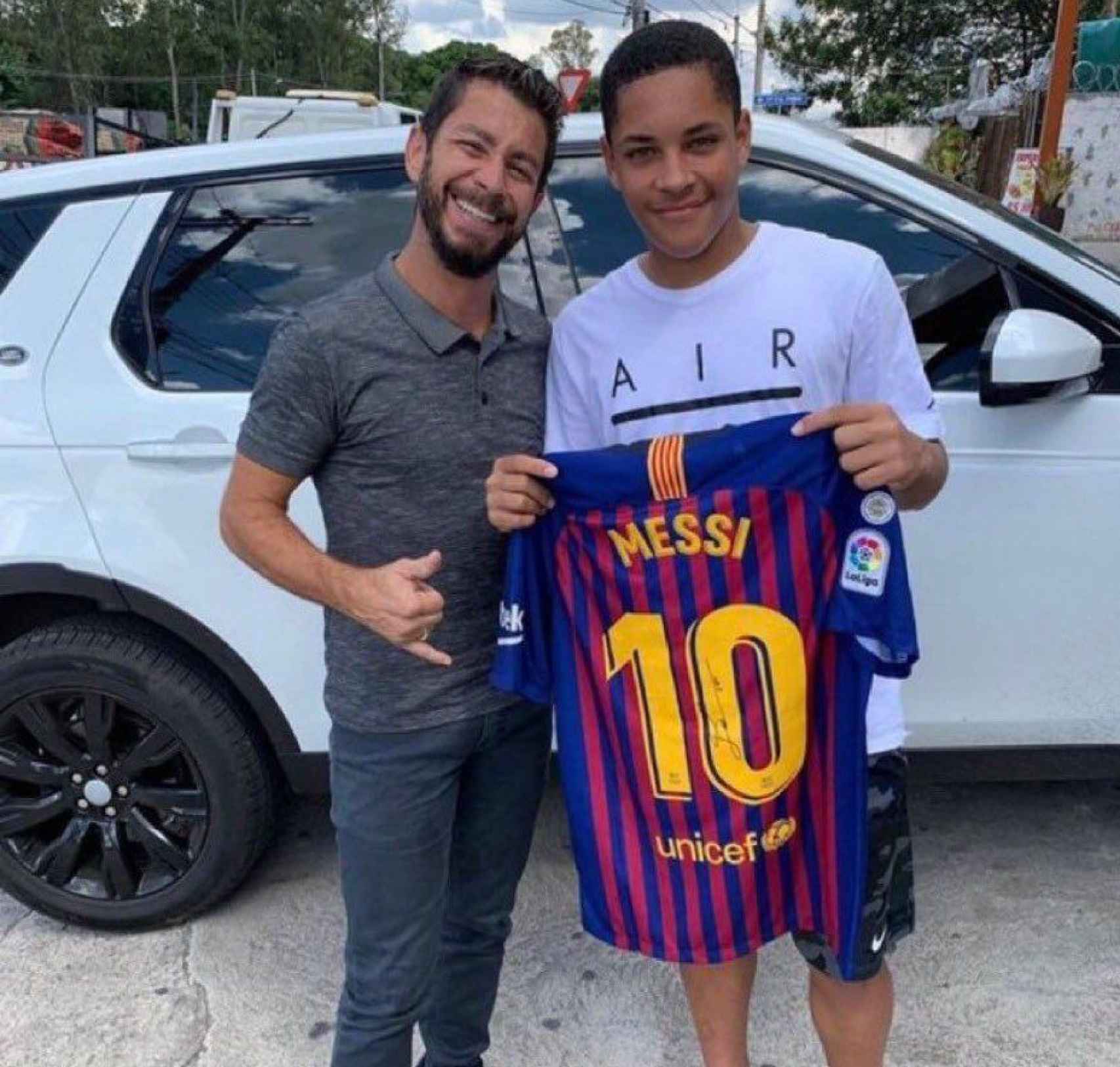 Vitor Roque, con su exagente Ehler Pessoa y la camiseta del Barça en 2019
