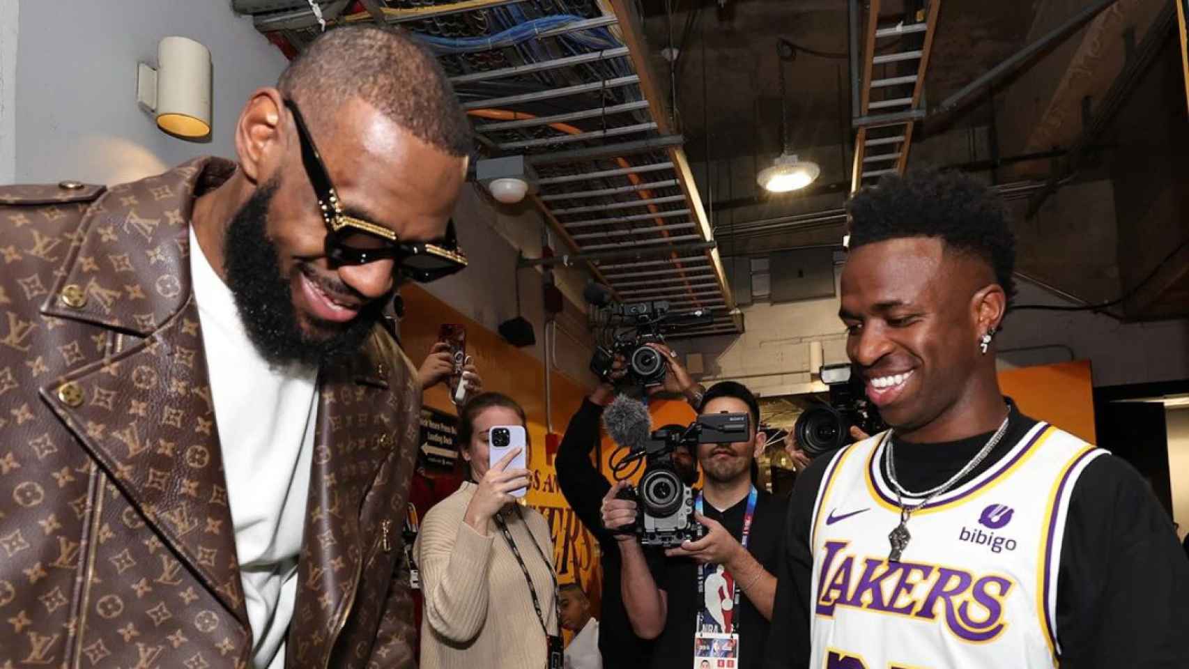 Vinicius Jr intercambia regalos con LeBron James después de un partido de la NBA