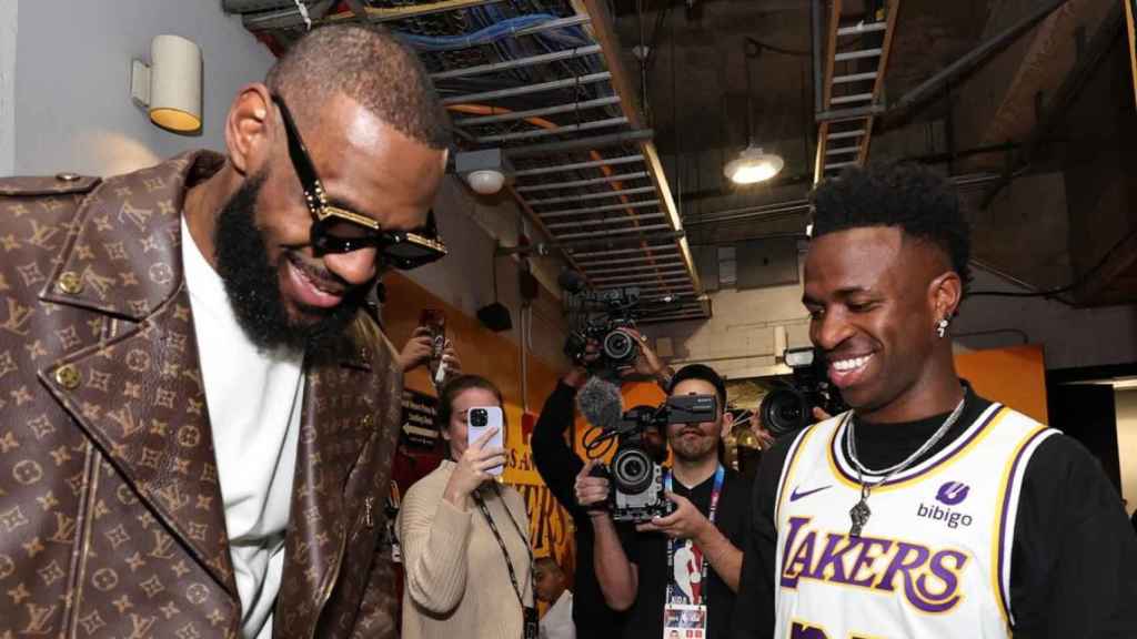 Vinicius Jr intercambia regalos con LeBron James después de un partido de la NBA