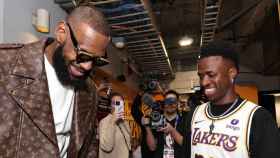 Vinicius Jr intercambia regalos con LeBron James después de un partido de la NBA