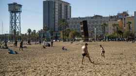 Ciudadanos en la playa de Barcelona el día de Navidad del 2023