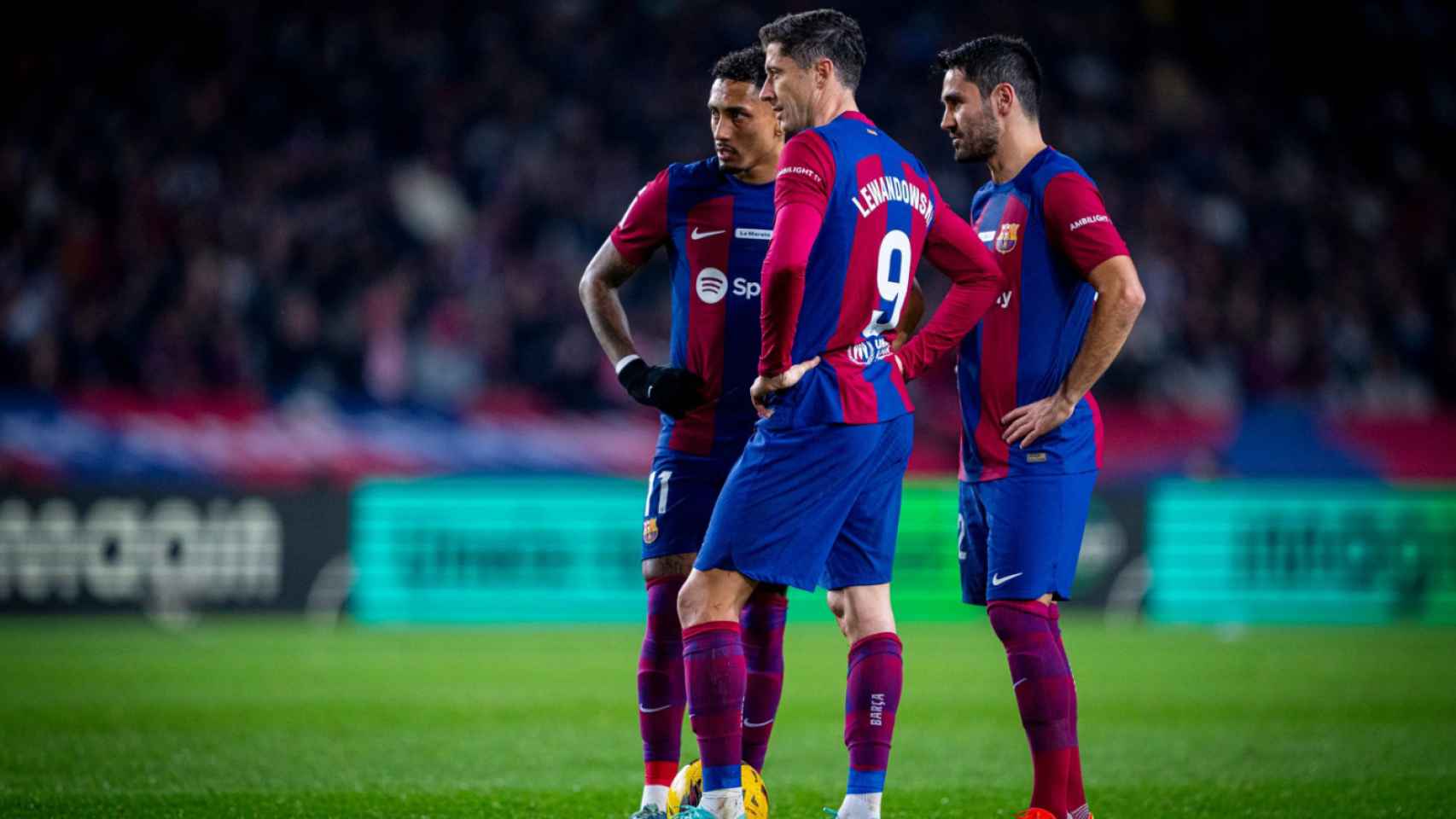 Raphinha, Lewandowski y Gundogan preparan el lanzamiento de una falta contra el Girona