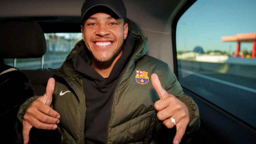 Vitor Roque, sonriente en su llegada a Barcelona