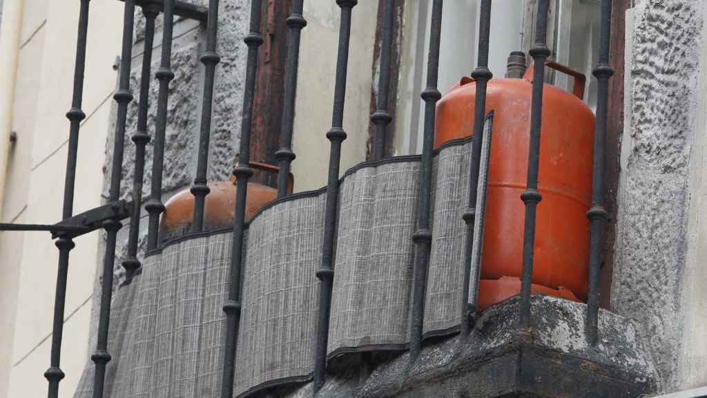 Bombonas de butano en un balcón