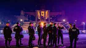 Agentes de la Guardia Urbana de Barcelona se coordinan con Mossos d'Esquadra para llevar a cabo el dispositivo de seguridad para la verbena de año nuevo