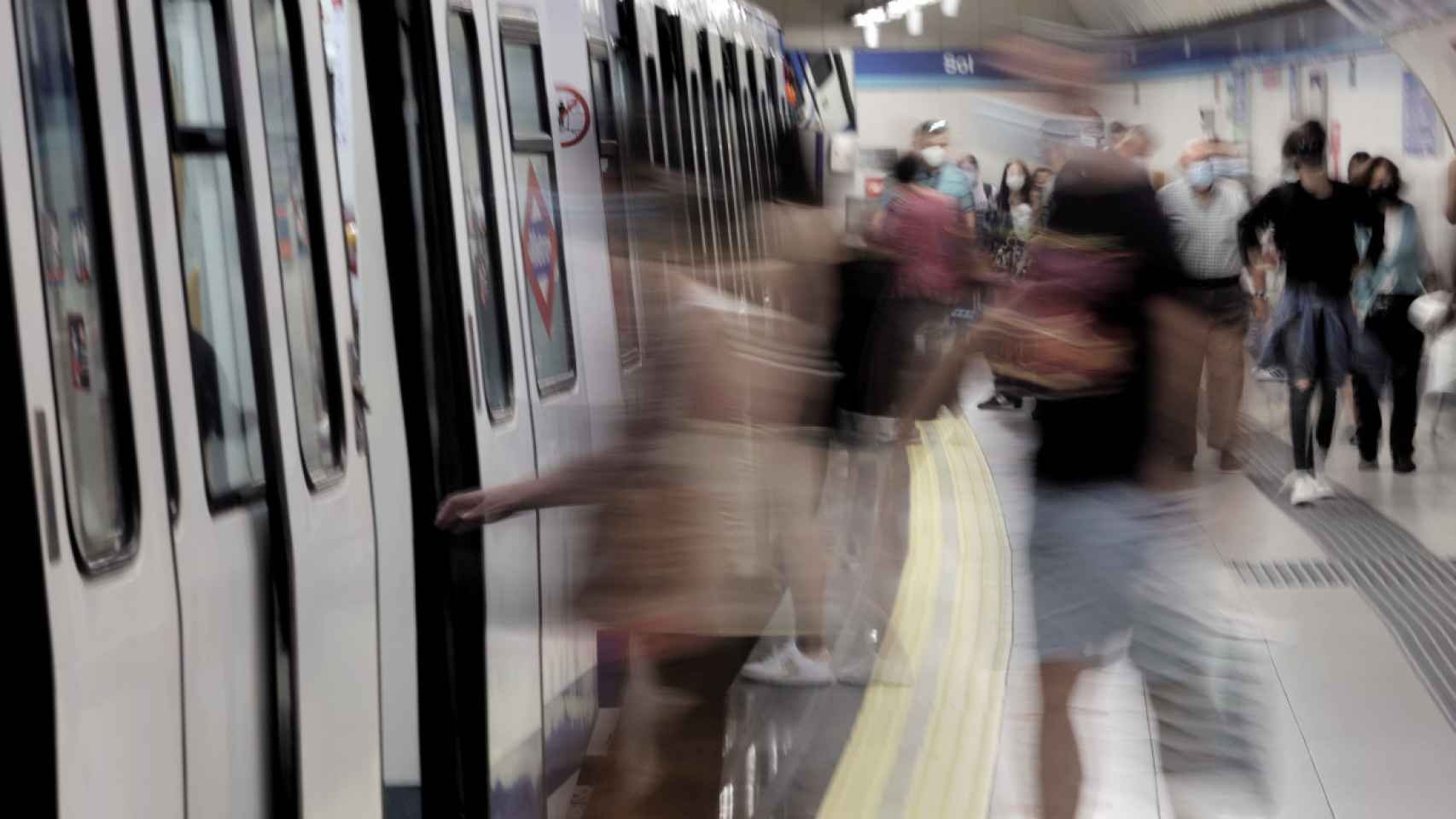 Una imagen de pasajeros en el Metro de Barcelona