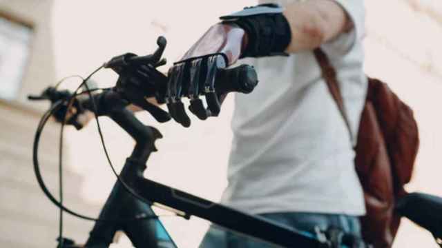 Un joven ciclista con una prótesis en la mano