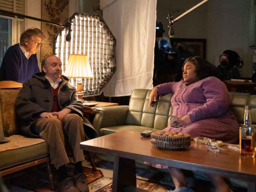 Alexander Payne detrás de Paul Giamatti en el rodaje de 'Los que se quedan'