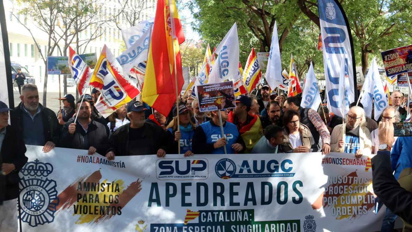 Protesta de sindicatos de la Guardia Civil y la Policía Nacional contra la amnistía en Barcelona