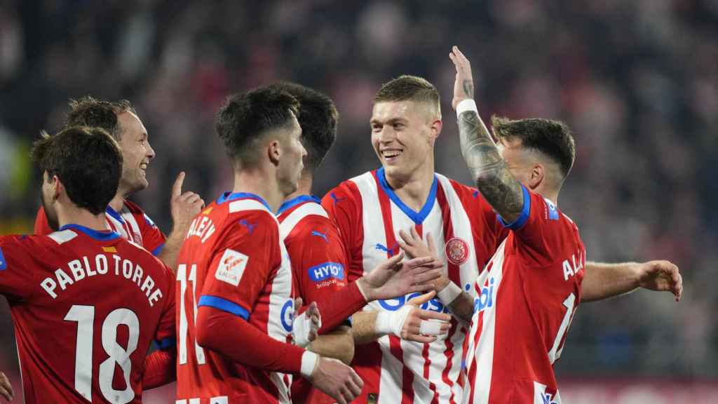 Los jugadores del Girona celebran el gol de Daley Blind ante el Atlético de Madrid