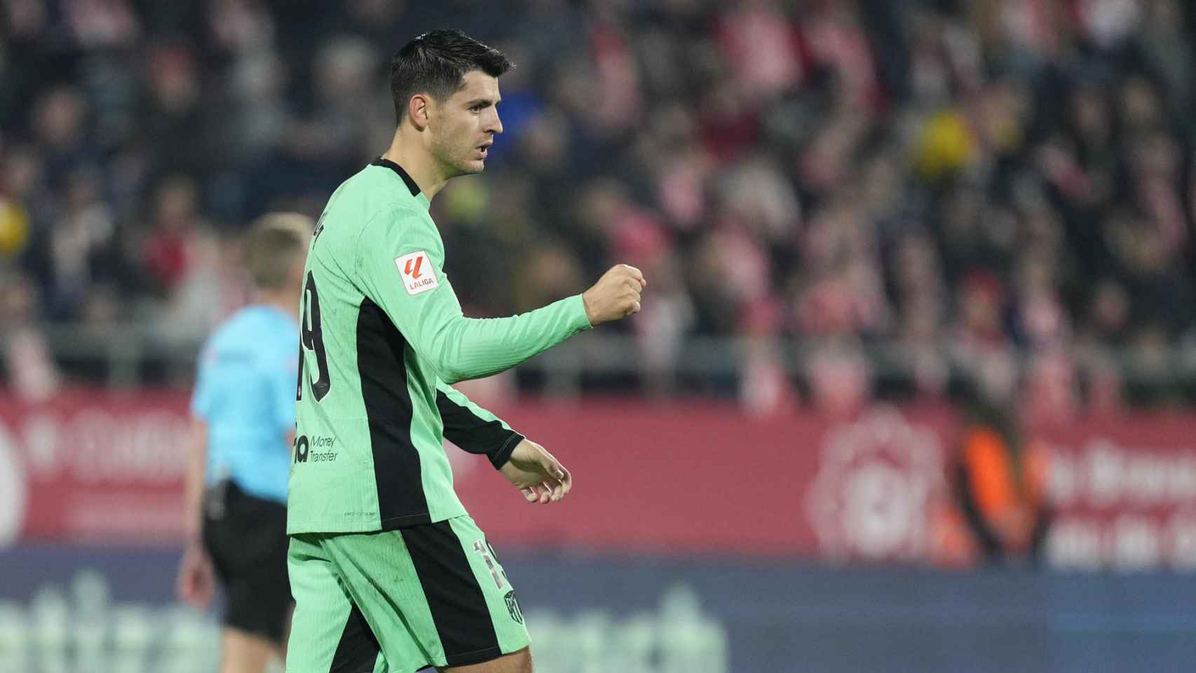 Álvaro Morata levanta el puño tras marcar un hat-trick contra el Girona