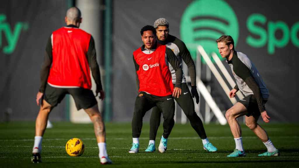 Vitor Roque, en un rondo durante un entrenamiento del Barça