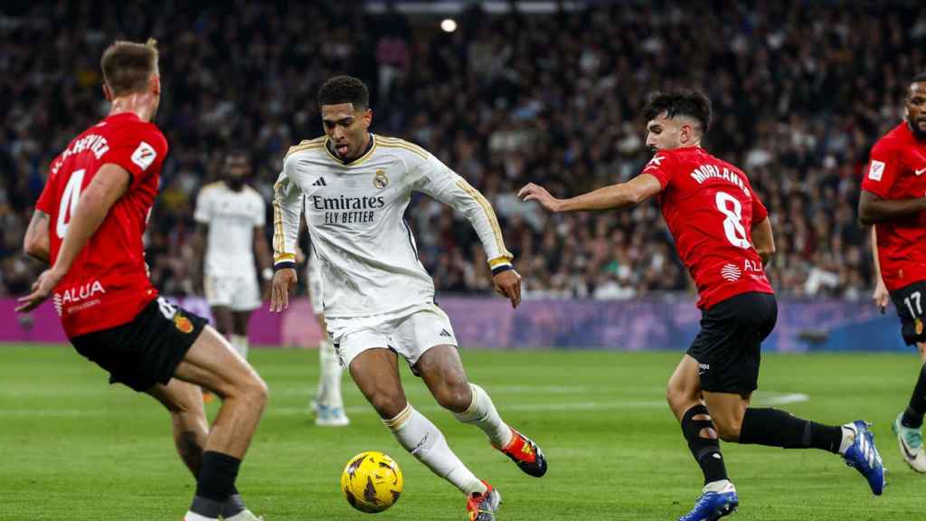 Jude Bellingham conduce el balón entre varios jugadores del Mallorca