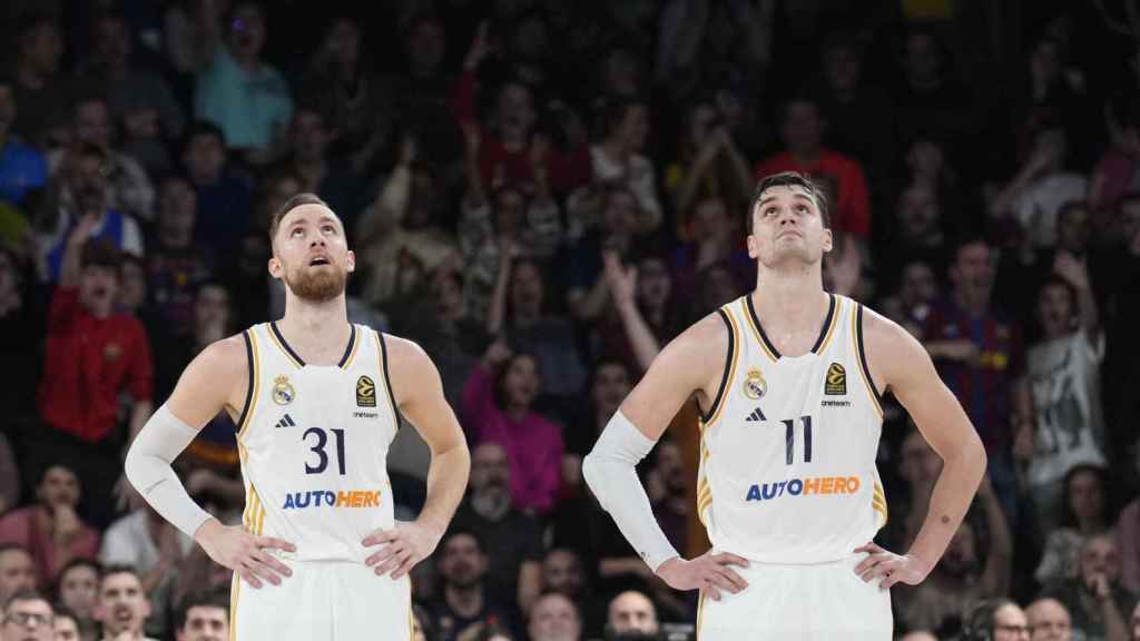 Mario Hezonja y Dzanan Musa miran el marcador del Palau Blaugrana