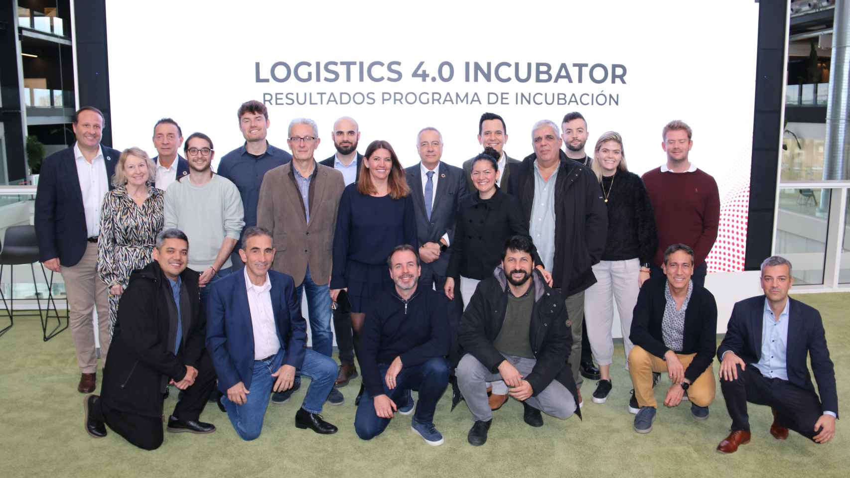 Representantes del CZFB junto a algunas de las startups incubadas en el Logistics 4.0 Incubator
