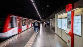 Atacan con un arma blanca a un pasajero del metro de Barcelona para robarle el móvil