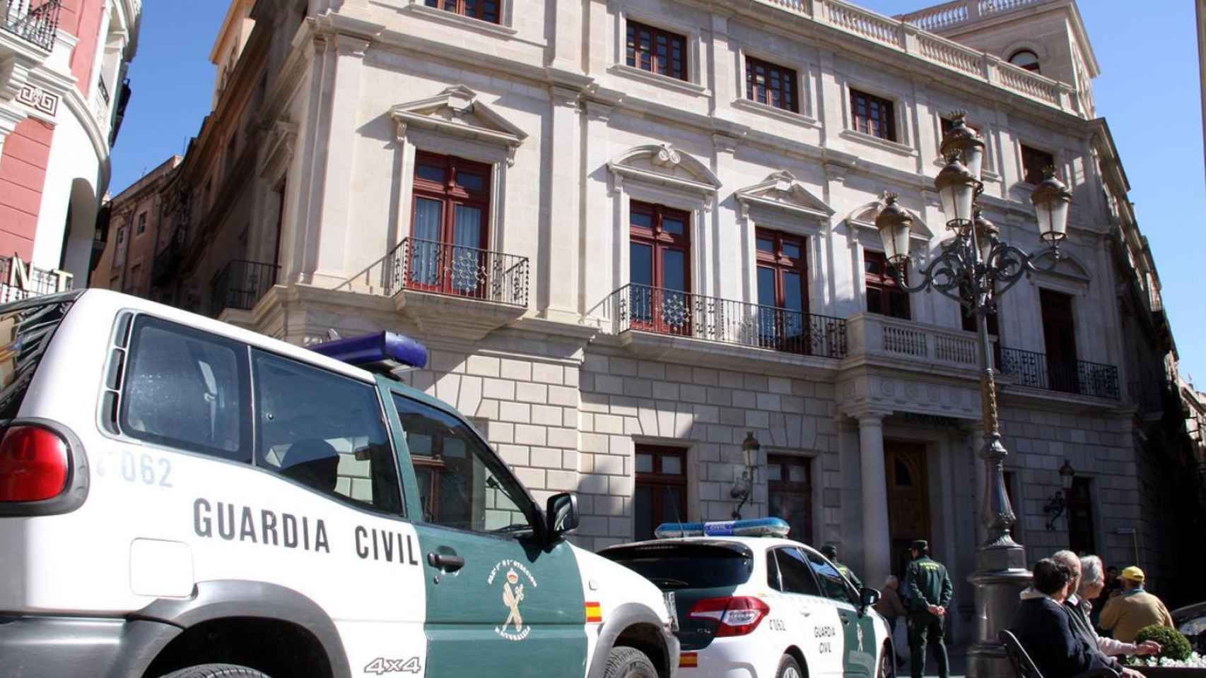 La Guardia Civil, registrando el Ayuntamiento de Reus por Innova
