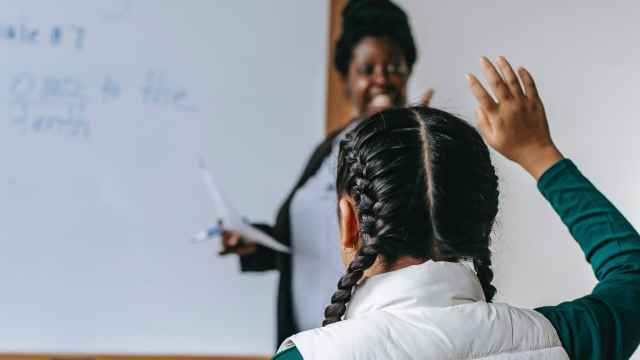 Niña y profesora en clase