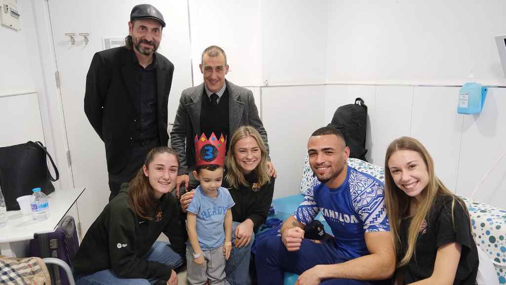 Fridolina Rolfo, Bruna Vilamala y Miquel Camps, de visita navideña en el Hospital