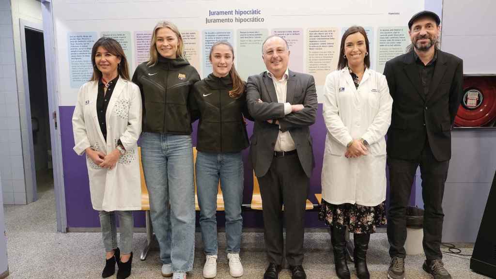 Frido Rolfo, Bruna Vilamala y Miquel Camps, con la doctora Lidón Millá, David Canteras y el doctor Xavier Yanguas en el Hospital Nens HM