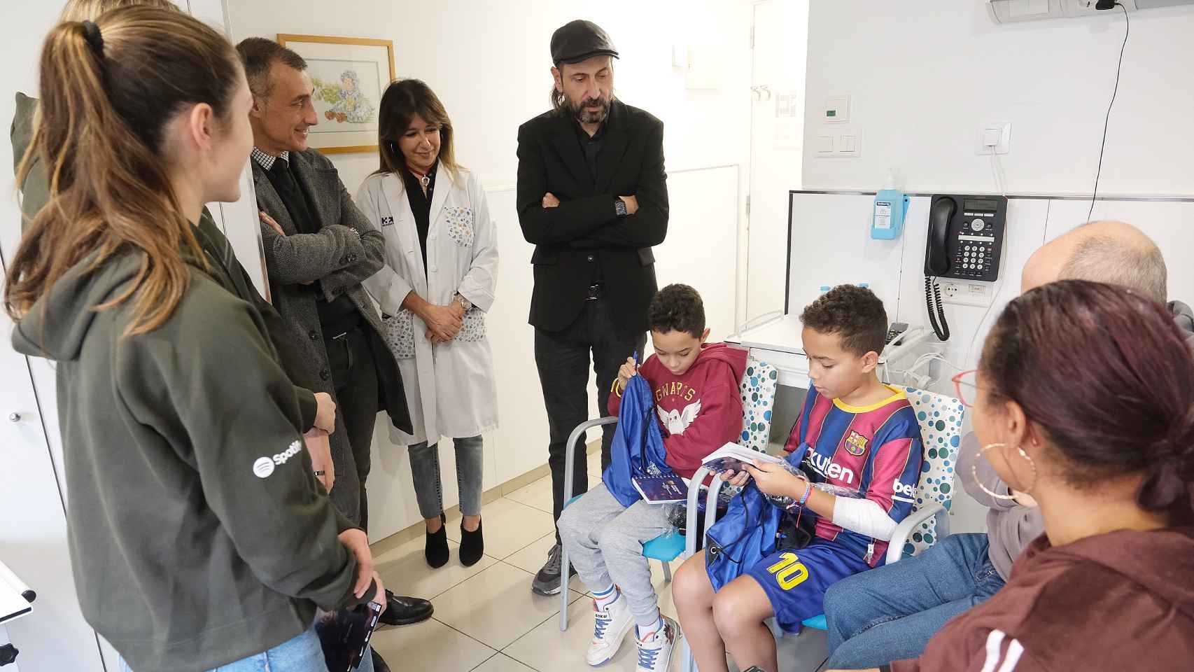 Las jugadoras del Barça Femenino, de visita en el Hospital HM Nens