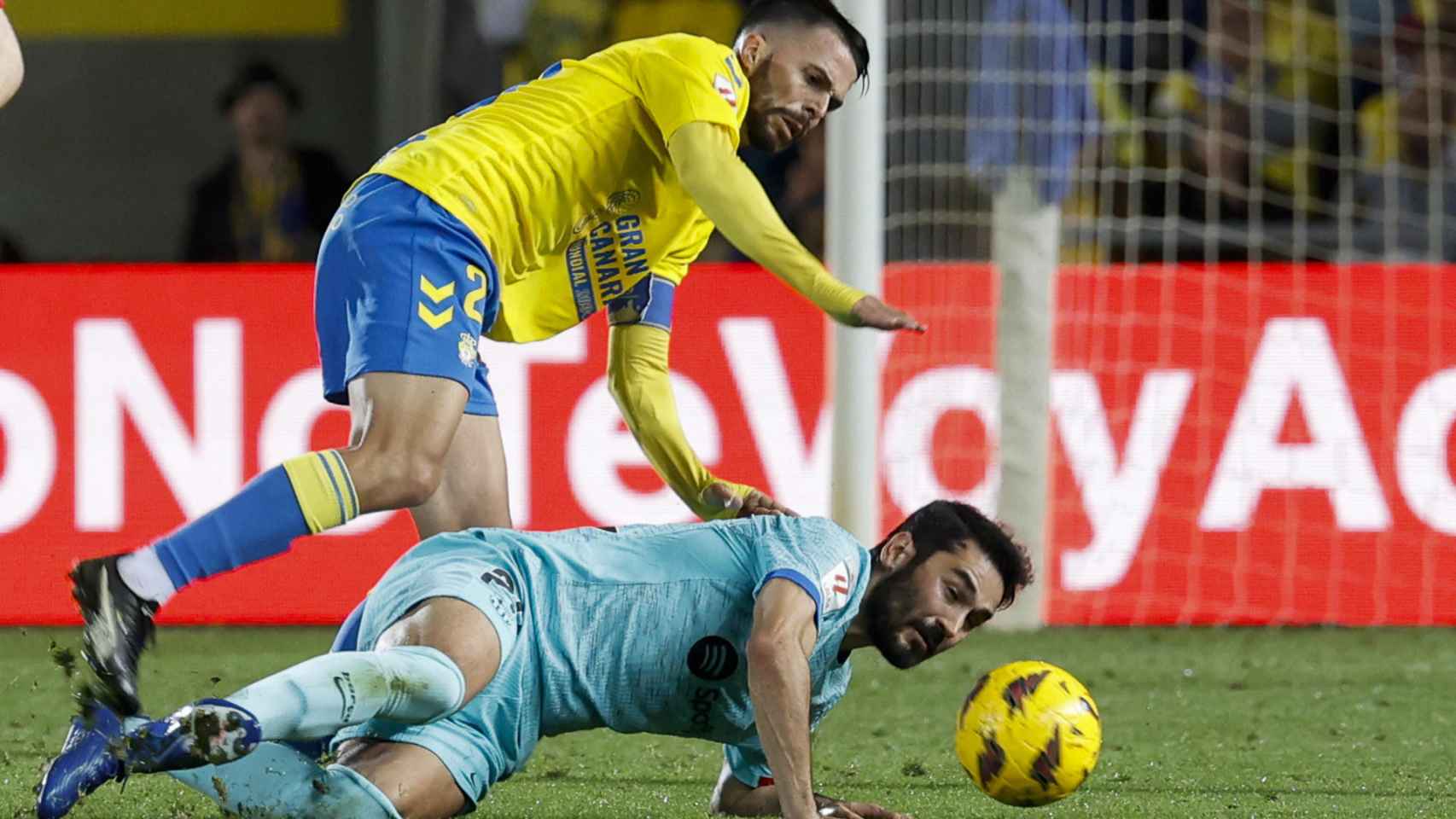Gundogan se cae, en un lance del partido de Las Palmas
