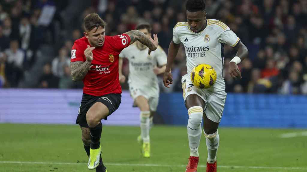 Vinicius y Maffeo pugnan por el control del balón